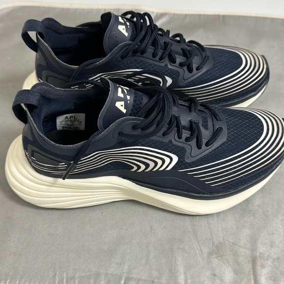 APL Streamline sneakers in women’s size 6, navy color in great condition. - Picture 2 of 9